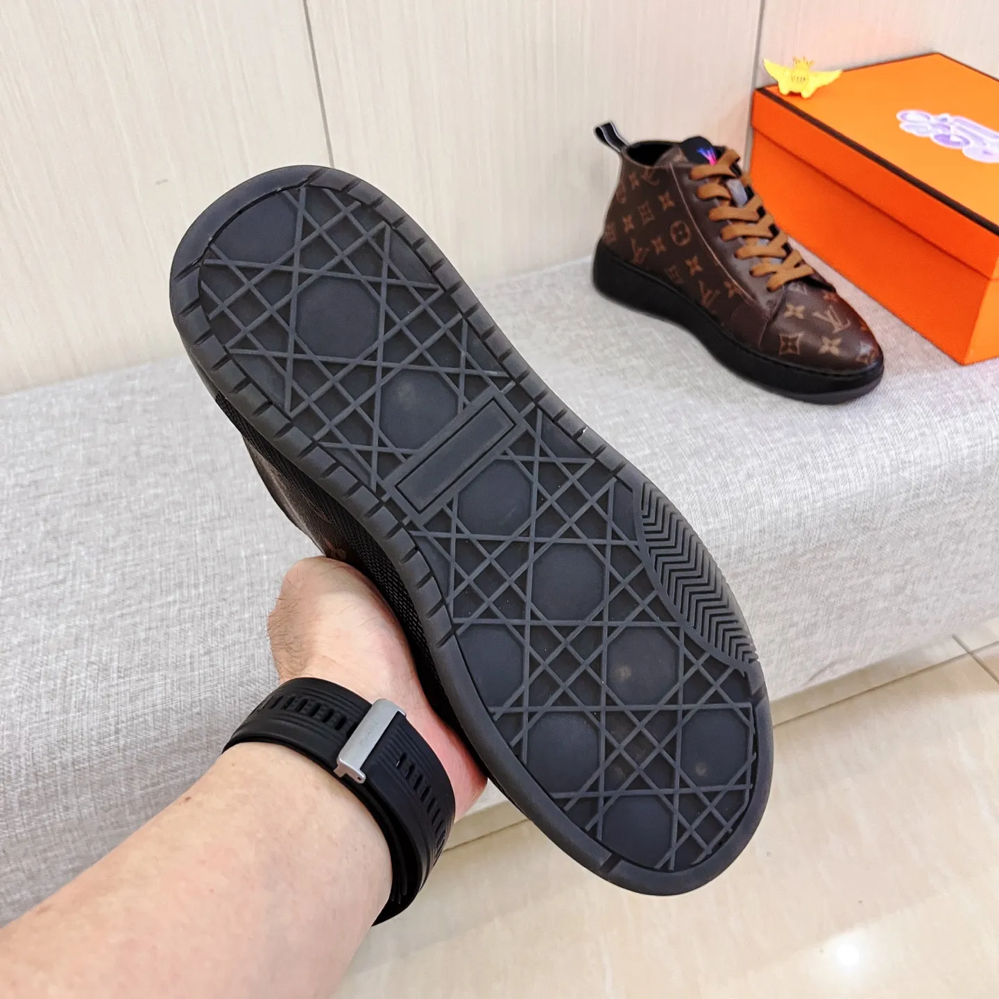 Men's shoes 💰 460 men's shoes 💰 [ LV ] 🔥 Louis Vuitton, high-end men's shoes brand official website 1:1 latest masterpiece: uppers are made of Italian imported first-layer cowhide with comfortable and breathable lining ➕ original non-slip and wear-resistant outsole 🔥, making walking more convenient and comfortable! An exclusive new model, a stunning work, a beautiful 1:1 replica [color] compared to the official quality! Create a fashionable personality to set off your uniqueness! A must-have for trendy men! Classic 🔥Size: 38-44 Color: 🔥 3⃣️colors available🔥.